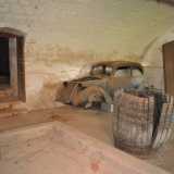 L�ultima sorpresa la masseria ce la offre il seminterrato, l� dove � presente la scocca di una Balilla degli anni 30, forse l�auto del direttore del campo d�internamento durante il periodo fascista: il podest� Donato Giangrande